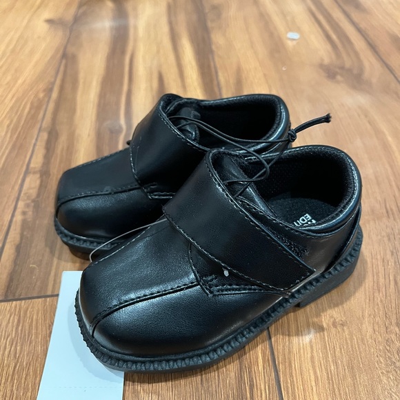 Black dress up shoes for toddlers size 4 - Picture 4 of 5